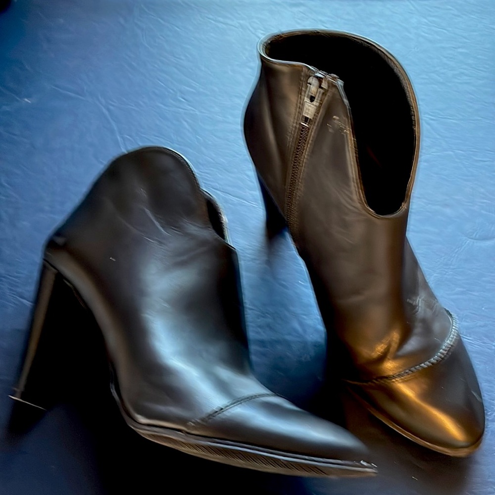 Carlo Pazolini black leather bootie. Size 9